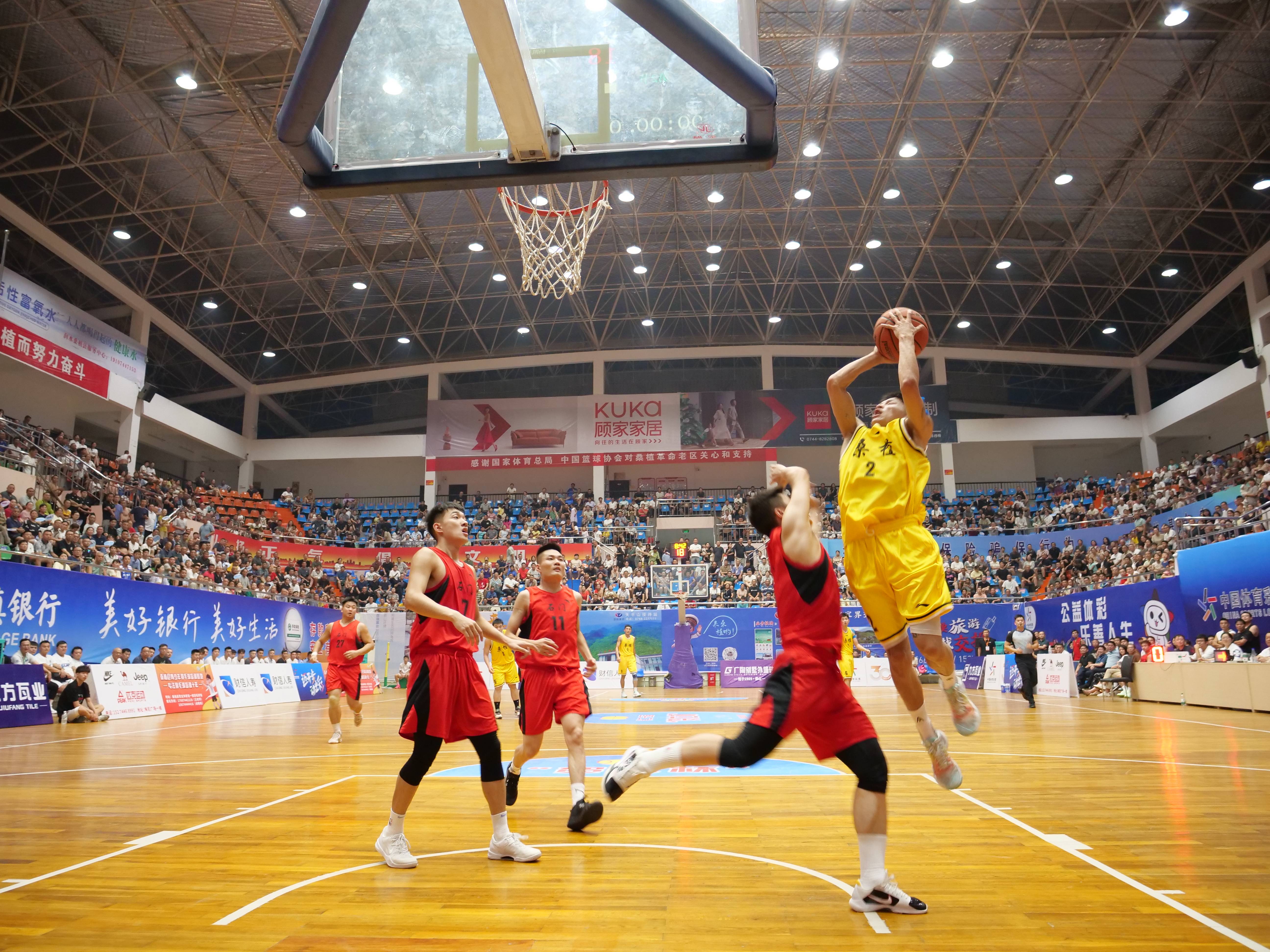 总决赛篮球赛场精彩绝伦，球员们斗志昂扬的简单介绍