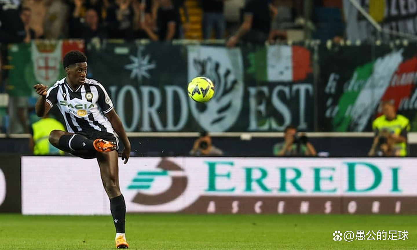 关于乌迪内斯后卫神勇拦截，确保球队不败的信息