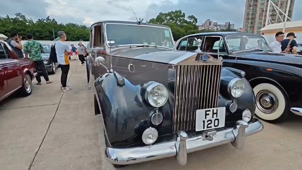 街头珍藏古董汽车展--复古车迷热爱聚会将在周末举办