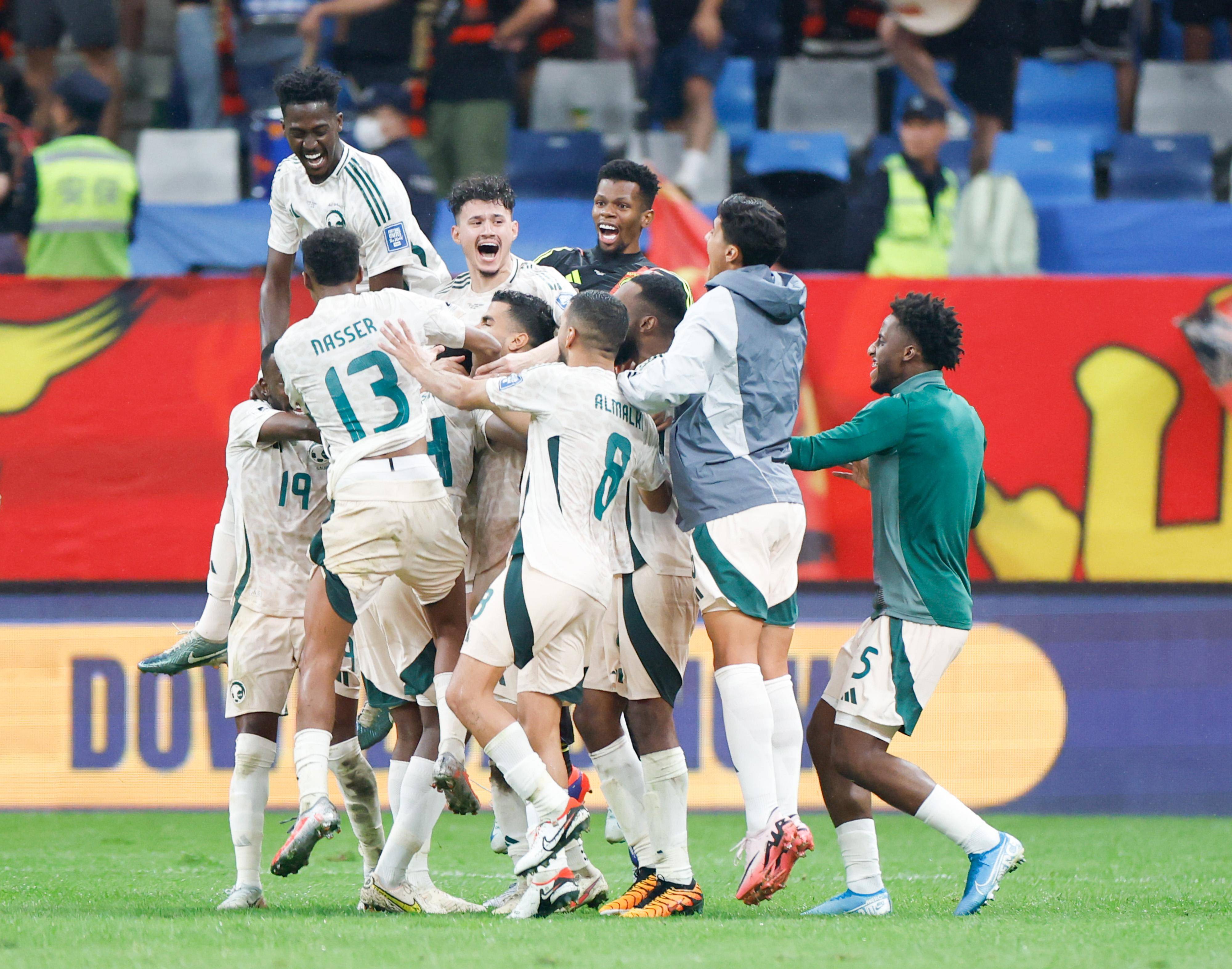 竞技场上波澜起伏的足球比赛场面