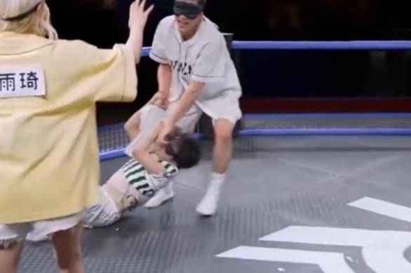 华体会登录-足球比赛中出现两次乌龙球，搞笑一幕引发笑声