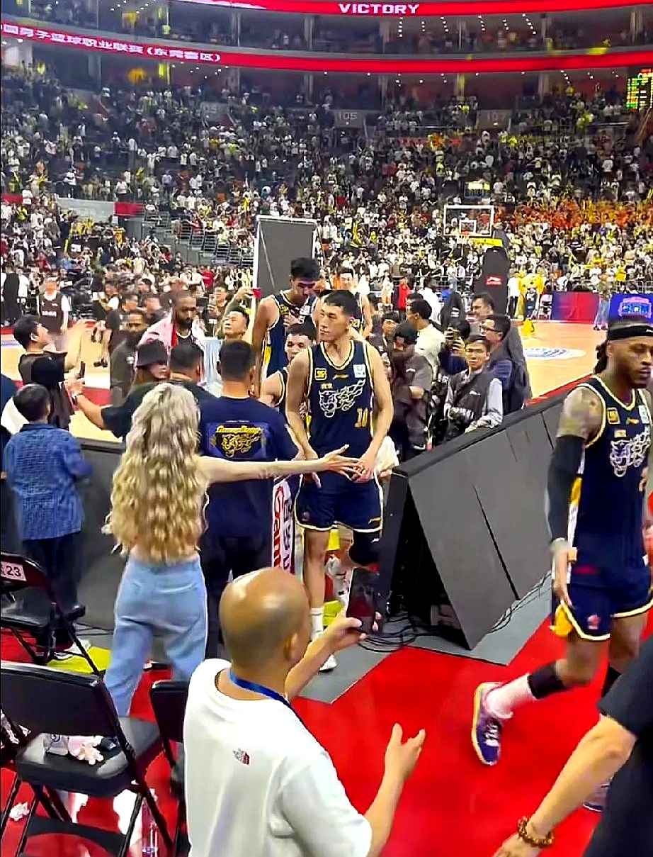 火爆气氛！篮球赛场主场球迷疯狂的简单介绍