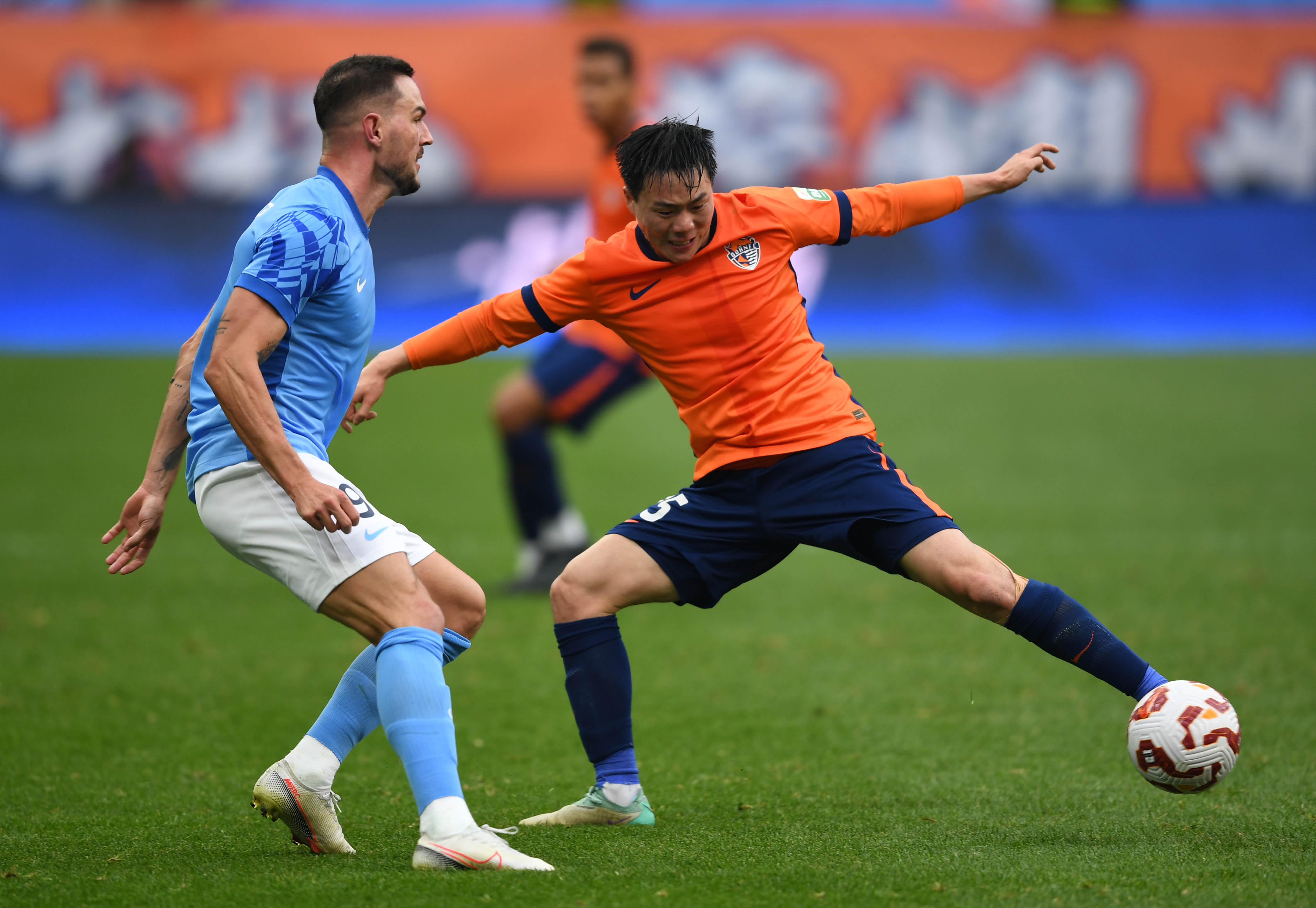 国内职业足球大赛激动时刻：武汉主场战胜深圳的简单介绍