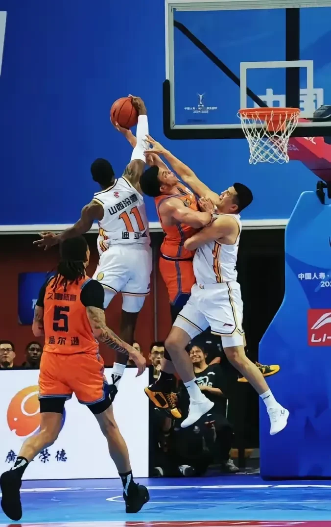 关于火热的篮球赛场，谁将夺得胜利？的信息