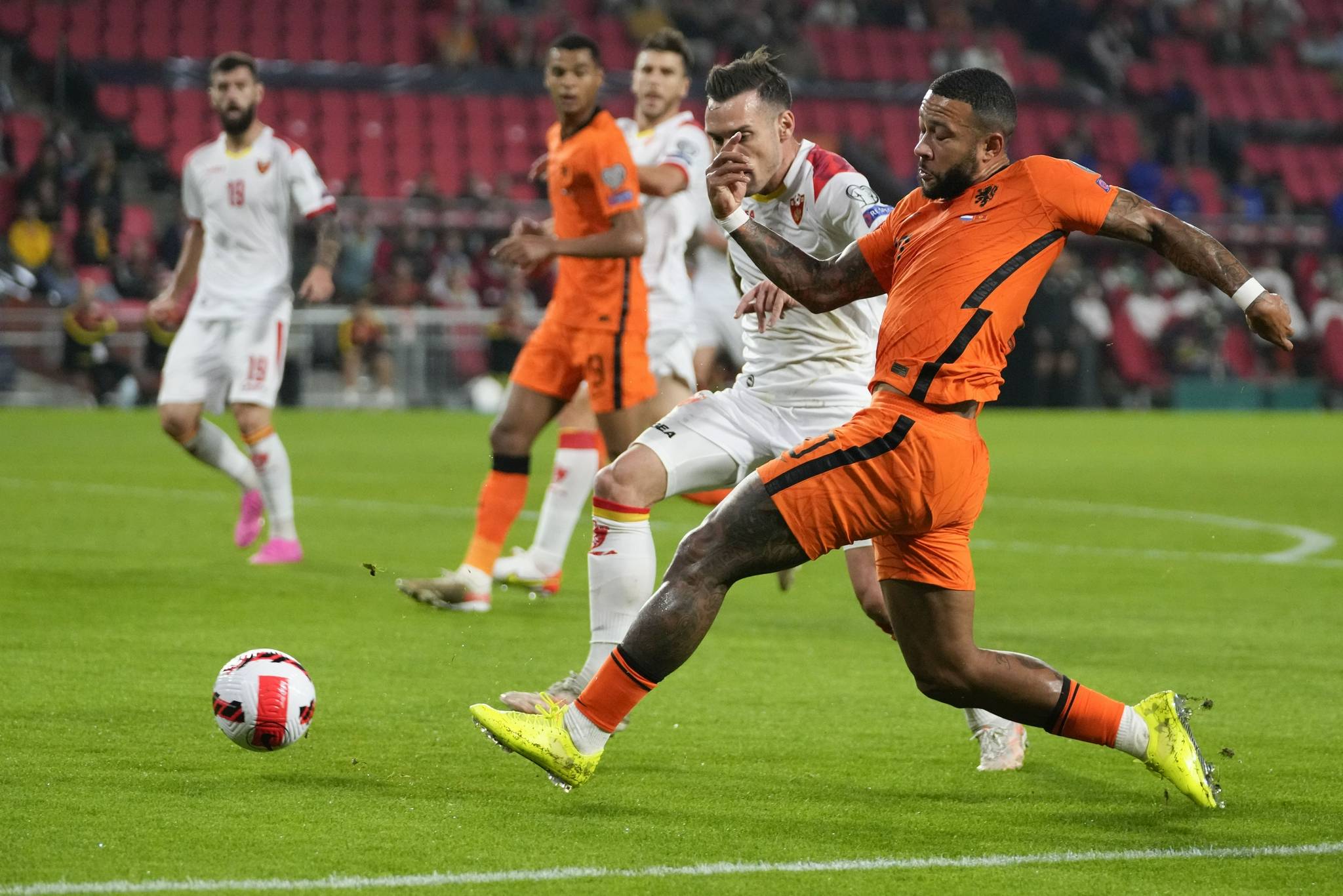 华体会直播-欧洲足球比赛场上对抗异常激烈，球员表现出色的简单介绍