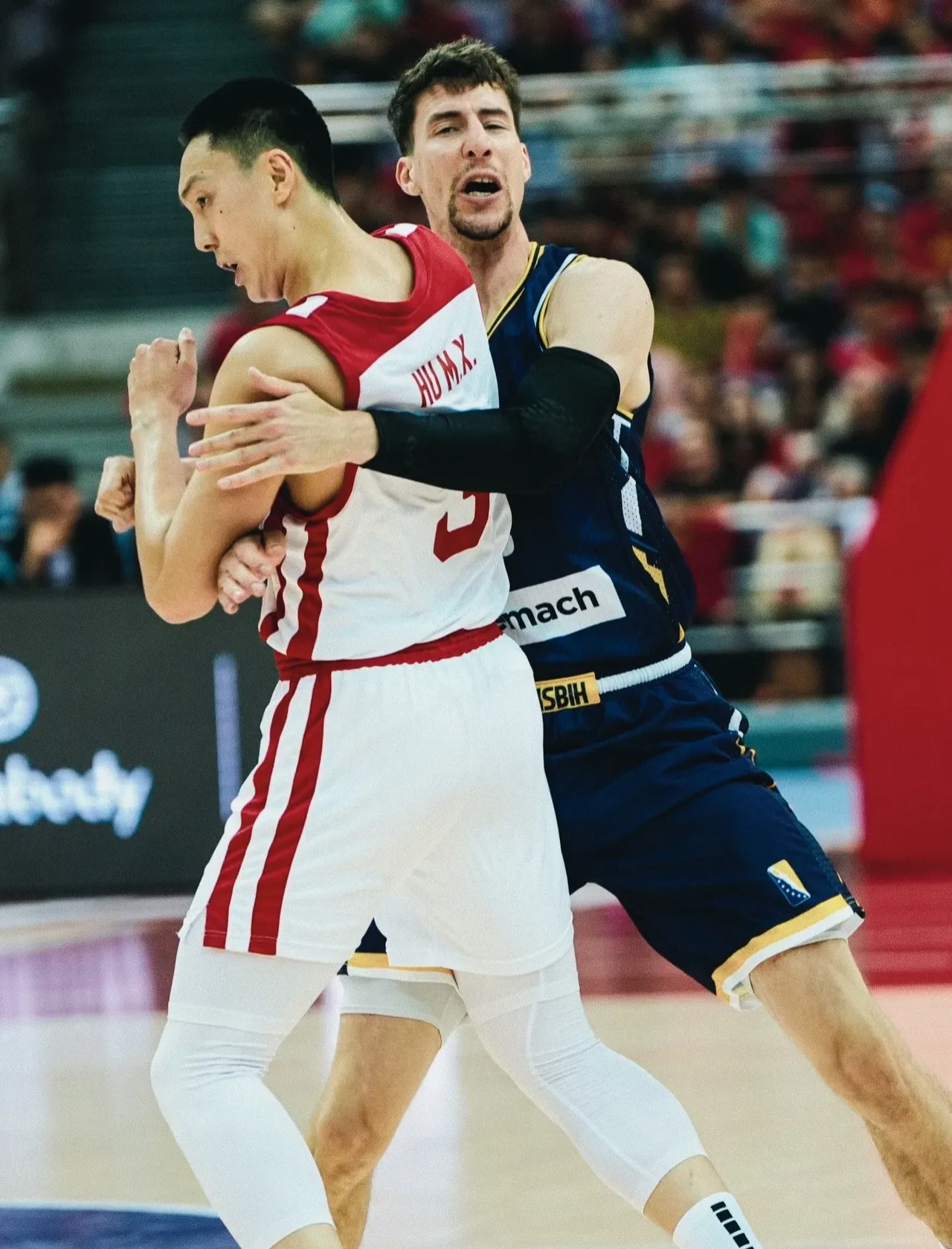 紧张刺激的竞技场上，篮球选手们掀起新一轮热潮的简单介绍