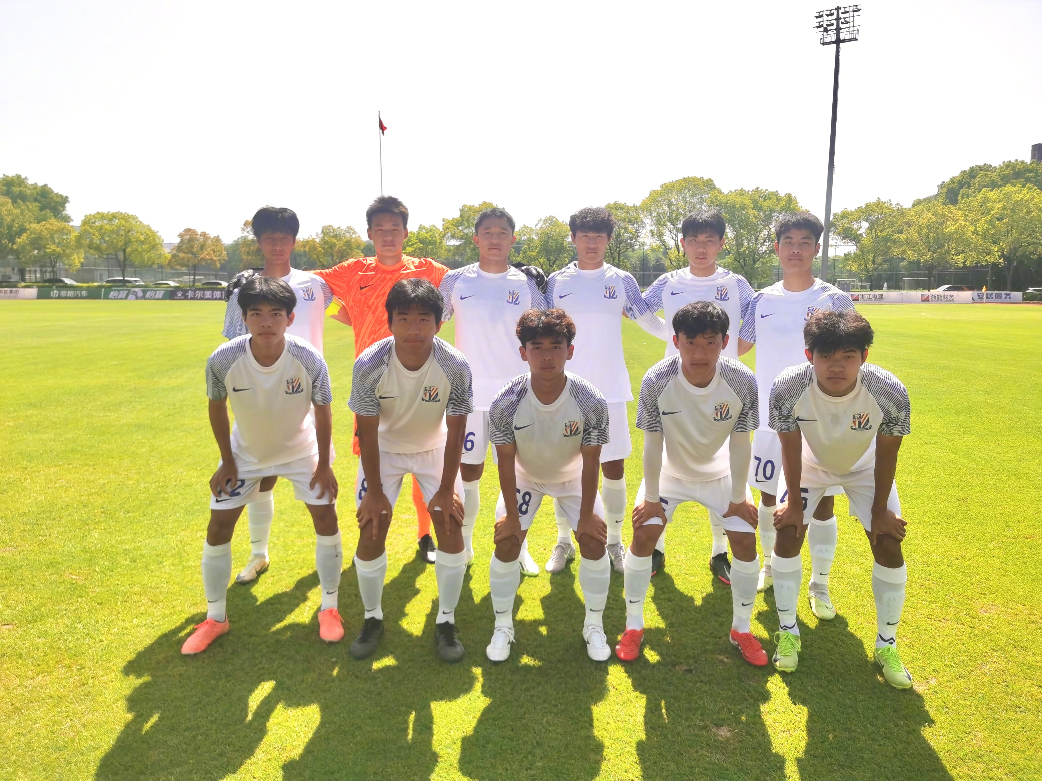 华体会新闻-包含杭州绿城队逼平上海申花队，保持不败势头的词条